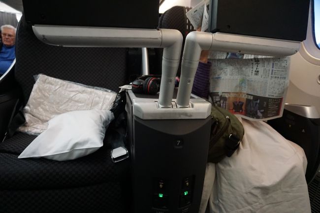 席の前が壁。モニター画面はいちいち収納スペースから引出します。<br />これが面倒くさいのでこの席はごめんこうむりたいですが。食事が早く来るだけがとりえ