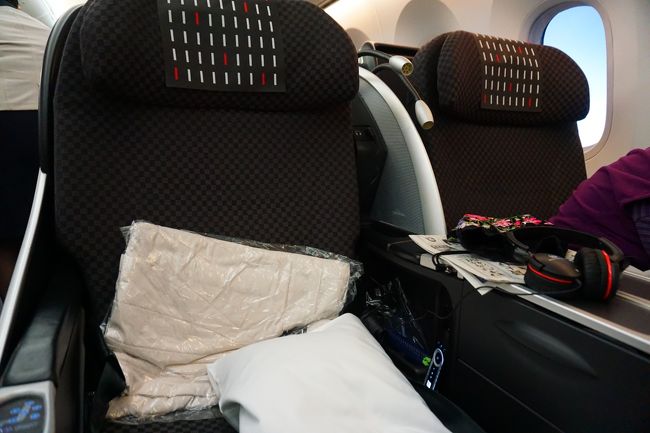 787ですので、シートもフルフラットかと思いきや、残念ながらそうではありません。完全なフラットにはなりません。<br />往復ともほとんど起きてましたので、フラットになる必要も無かったですが。お得感がないビジネスクラスでしたので、エコノミークラスでも良かったと帰国後反省しました。