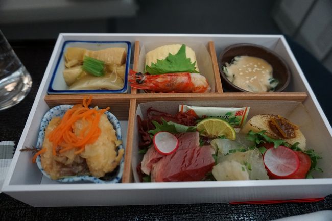 食事ですが、団体旅行のお客は事前に選択する事が出来ませんでした。団体の客こそ事前に選択させておれば手間が省けると思うのですが。以前　アメリカン航空で日本食を希望したら、48時間前にインターネットで申し込みしてとﾒﾆｭｰにありましたが、初めて乗った私はそんな規則を知りませんでした。日本食にありつけなかったので食事を断った経験から、事前に日本食を申し込みをと意気込みましたが、団体はお断りとはガッカリ。<br />果たして日本食をゲット出来ましたが、団体ですので、ビジネスクラスでもこのレベルの食事でした。<br />