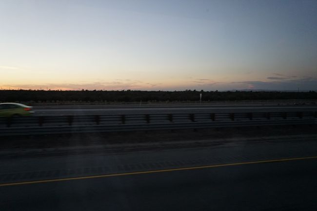 本日はラスベガ泊り。<br />ロスからラスベガスは遠い。