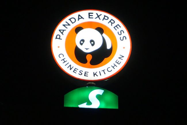 夜　8時少し前にトイレ休憩に立ち寄った所に、ありました。<br />焼そば一人前を注文。バスの中で、家内と分けました。