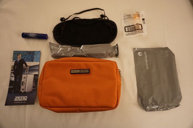 JALのビジネスクラスのアメニティー。<br />KEのエコノミークラスでも配られる程度の物です。<br />袋ものはブランドものらしいのですが。