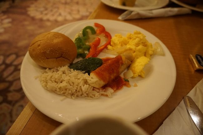 朝食は　ビュフェスタイル。<br />選択肢は結構ありました。<br />このホテル以降、大した朝食はありません。もっと食べておけば良かった。