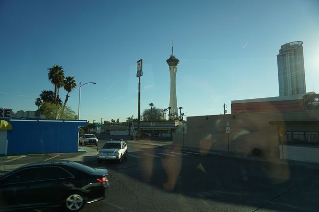 二日目、8時頃バスが出発しました。<br />ラスベガスのタワーが見えて来ました。