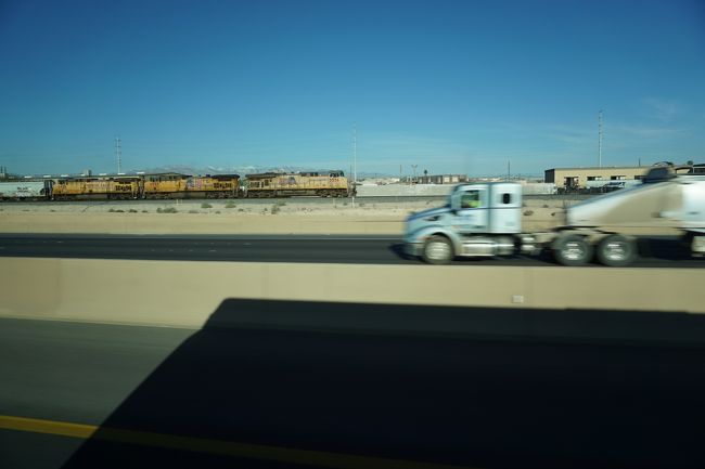 大型トラックが走り、貨物列車も走る。