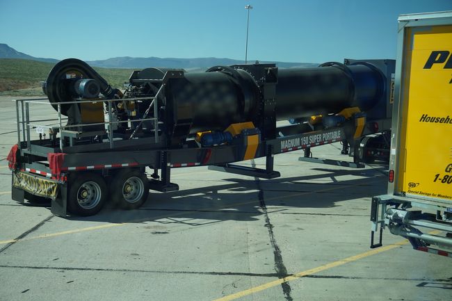 何やら　大きな荷物を運んでます。