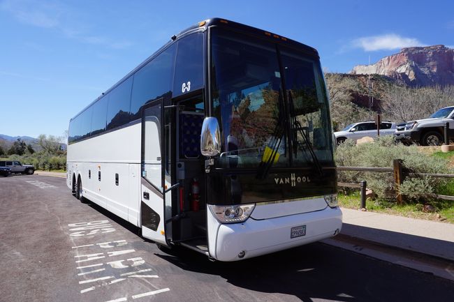 このバスで　約一週間旅をするのですが、運転手さんは一人で頑張ります。