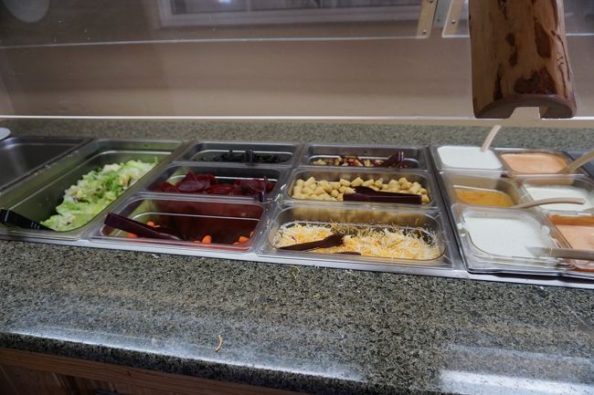 昼食です。<br />サラダバーでサラダを取ります。