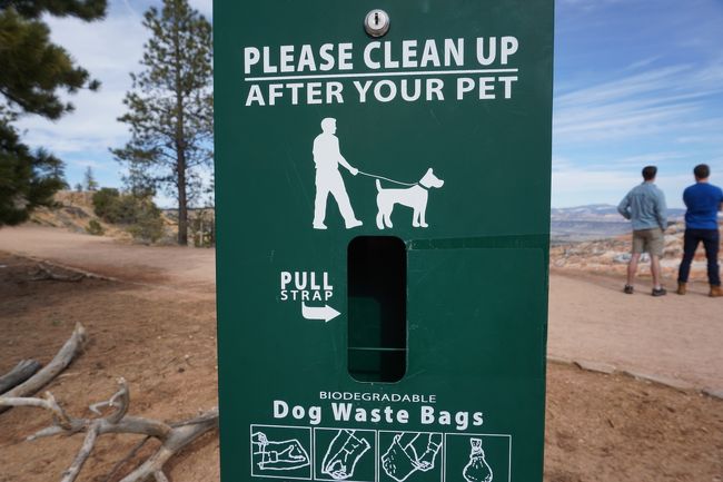 お犬さんの糞用のバッグが用意されてます。