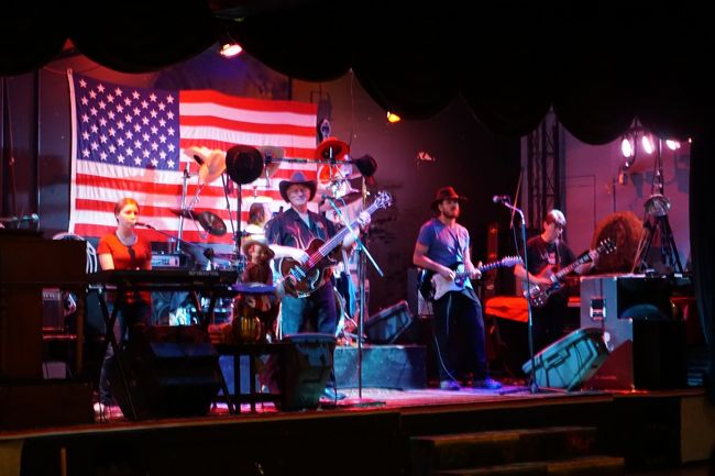 ウエスタンの演奏つきのレストラン。<br />高級感はなし。