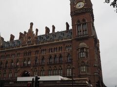 ホテルを出て徒歩すぐのところにあるセントパンクラス駅。
用があるのは、このすぐ隣に立つキングスクロス駅です。