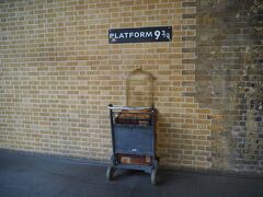 プラットホーム、９と３／４番線です。

ホグワーツへ向かうホームへ連れっててくれるところ。
もちろんあのポーズもやりました。途中、中国人のカップルも同じ目的でやって来たので、お互い写真を撮り合いました。

11年前も友達と一緒に来ましたが、その当時と場所が変わっているとのこと。確かに、こんな広々しているイメージはありませんでした。
現在の場所は、かなり分かりやすいところにあります。