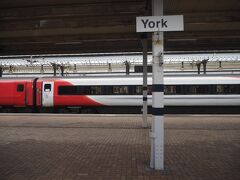 9:50頃、ヨークに到着。

ヨークといえば、ヨーク大学のイメージです。大学の語学研修先の一つでしたが、同じ学校の子とたむろしてるだけじゃ勉強にならんと思って、学外のケンブリッジの研修に申し込んだという思い出あり。そこで今の夫（今回の旅の同行者）に出会ったので、人生何があるか分からないですね。