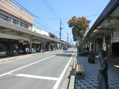 水木しげるロードです。
駅前から東へ800mほど続く道に、鬼太郎を始めとした妖怪ブロンズ像が並んでいます。
では、歩いてみましょう。