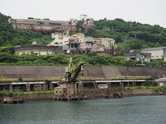 池島は、思ったより近かったです。
湾になっている港に入ると、目の前にもう選炭場跡が見えます。