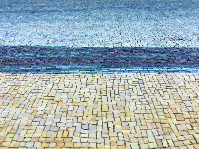 入場して庭園へのアプローチにヴァンジ作品のタイルの壁が。部分撮影してみたら、海っぽくなりました。