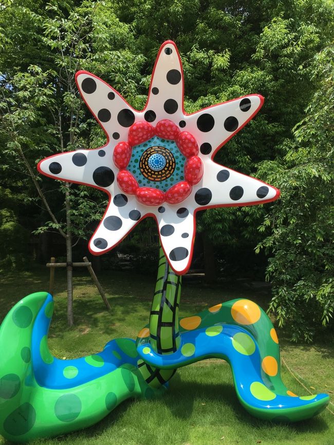 さらに進むとチケットセンター前に草間さんの「あした咲く花」が鎮座しています。ちなみにその奥の道は日本料理の『テッセン』に続く道。