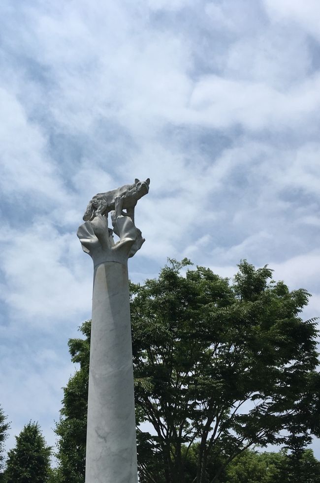 三島駅の北口から便利なシャトルバス（無料）が出ていて、それに乗らないとクレマチスの丘に行き着くのは難しいです。毎時出ているので安心です。到着してバスを降り、短い横断歩道を渡ると、この狼のお出迎えですね。