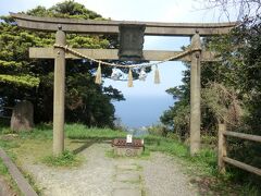 島根県最東端.美保之碕(地蔵崎)は、美保神社の境内となっており、鳥居があります。
季節によっては、この鳥居から雄大な日の出を拝めるそうです。

古くは美保之碕と呼ばれていたこの地は、この海域を往来する船舶の事故が絶えず、航海の安全祈願の為に多くのお地蔵様が岸壁や海岸に奉納された事から、お地蔵様がある岬と言う事で中世以降から地蔵崎と呼ばれるようになったそうです。