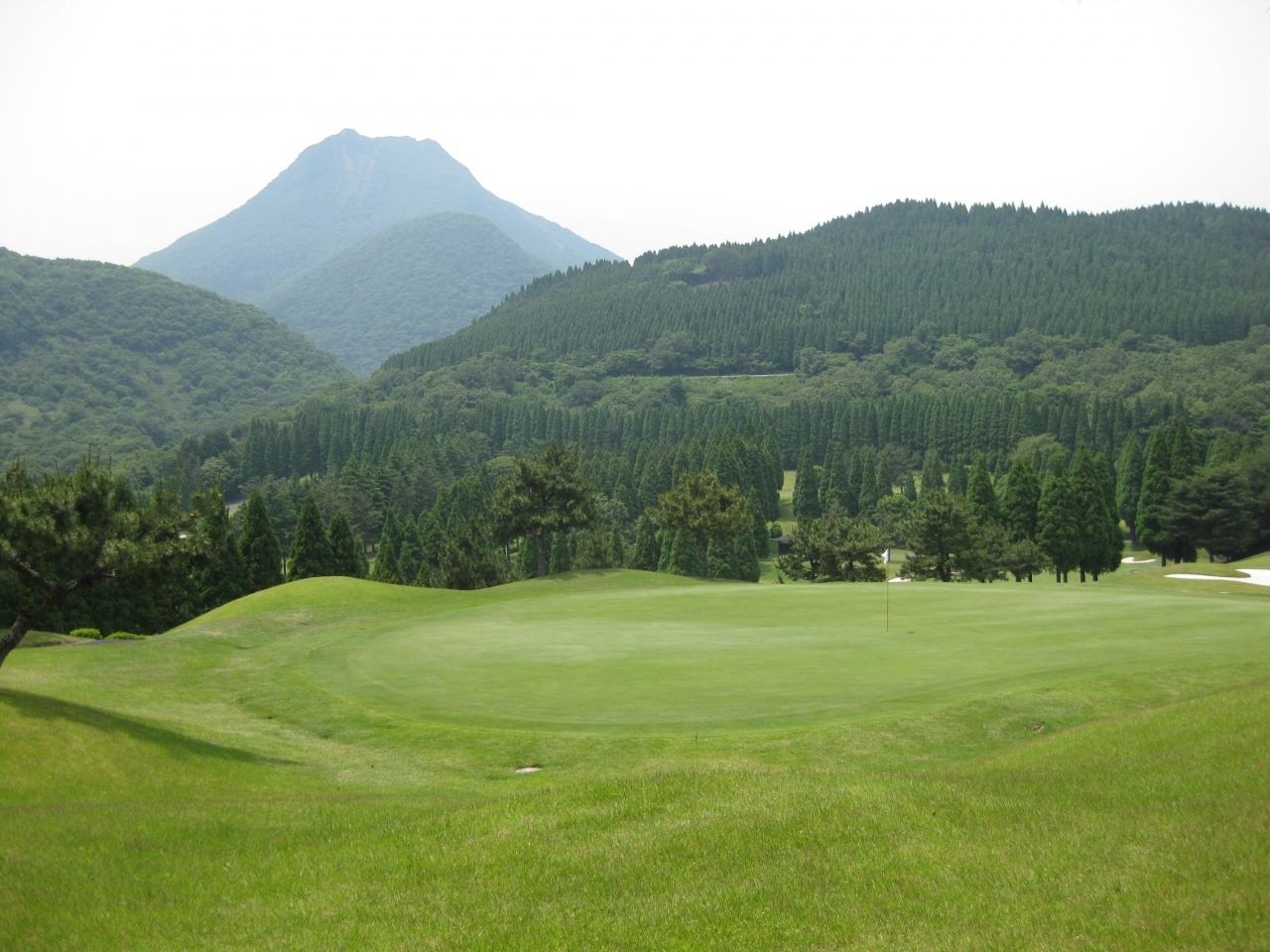 こちらは城島高原ゴルフクラブです。

奥に見えるのが由布岳です。
