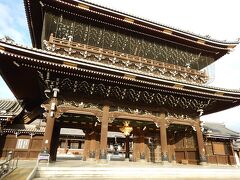 再び駅周辺に戻って東本願寺を拝観。
立派な門である。
境内に並ぶ御影堂と阿弥陀堂も立派である。