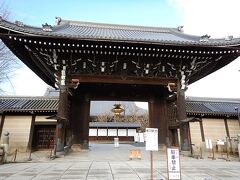 続いて西本願寺。
こちらは世界文化遺産の構成の一つ。

浄土真宗の伽藍配置は御影堂と阿弥陀堂が並ぶスタイルである。