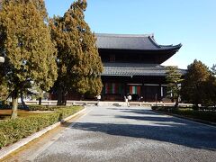 東福寺。東寺から3.5km。
ルートの効率が悪いが、開門時間を考慮すると仕方がない。

塔頭寺院を多く持つ大きなお寺であり、拝観者も多くなってきた。
本堂内では釈迦の大涅槃図が公開されており、そのスケールと、細密さに圧倒される。