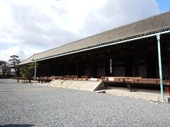 三十三間堂。東福寺から1.6km。
修学旅行の定番で、早くから観光バスが多い。
方丈の入口こそ改装されているが、堂内は薄暗く、おびただしい数の観音像が聳える光景は、やはり修学旅行以来だが感動する。
方丈の中央に御朱印所がある。