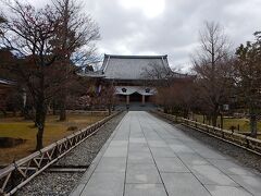 智積院。
真言宗智山派の総本山。
自らの宗旨の総本山を参ることができ、御本尊や御前様にも見えることができた。
金堂向かって左は庭園や宝物館があり、長谷川等伯の屏風絵が展示されていた。