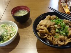 先に昼食をとります。
しびれ豚丼サラダセット。豚丼に山椒がかかっています。