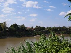 2/10
ゲストハウスの横には川が流れ、椅子もあるので涼めます。