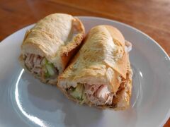 朝食はカオ・チー・サイ・クワン、ラオスのサンドウィッチ。