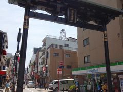 かつてはここから東海道五十三次の宿場町品川宿があった。今も名残の門が建ち、長い商店街が続いている。
