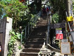 順調に桃園に到着、國光客運バスで台北駅へ行き、捷運で象山へ。
駅から10分ほど歩いて登山道の入口に着きました。