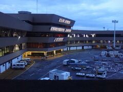 夕方宿の近くからタクシーに乗り空港の第1ターミナルへ。
距離は10キロほどですが、空港周辺が大渋滞で、第1ターミナルは一番奥にあるため1時間半もかかりました。メーター表示に若干上乗せで250ペソ＋高速代20ペソ。
