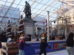フルン広場の中央はスケートリンクになっていて、ルーベンスの像はリンクの真ん中に(^ ^)