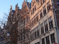 昼間も一度来ましたが、またマルクト広場へ。
4時を回ったばかりですが、すでに夕やけ。