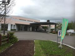 山花温泉リフレ♨ に到着しました！！

広い敷地の中に建つ、大きな施設です。

空は、どんより曇り空☁
