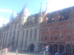 なんとかたどり着いた中心地マルクト広場！
レンガ造りの建物の道から抜けたこの景色は本当に美しい。
わたしは一周ぐるっと回った動画を撮りました。