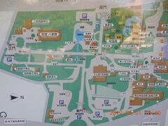 地下鉄で乗り換えを間違えてしまい３０分の時間ロス。

ようやく着いたのが
熱田神宮

下側の東門から入ります。