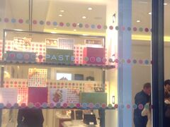 そしてチョコ。
ピエール・マルコリーニ本店です。
ここでは何も買いませんでしたが。

Maryという日本未上陸のお店でチョコを買って帰りました。