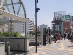 仙台駅　東口です。27番乗り場から　臨時直通バスが運航されています。
100円