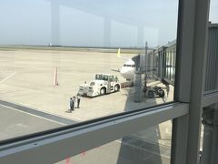 今回はゆっくりお昼の飛行機。
離陸10分前にラウンジをでて搭乗ゲートへ行くと、
他の乗客はほぼ乗り終えてるみたいであせる。

乗り込むと、INAC神戸の選手のみなさんが！！
那覇に着いて、ミス沖縄がお出迎えしてました。
どうやら試合があるみたい。