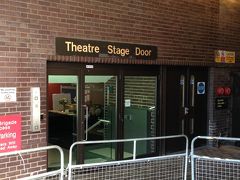カンバーバッチの舞台「ハムレット」を観る英国旅３日目。朝イチで、バービカンのステージドア（出演者やスタッフが出入りする関係者出入り口）の場所を確認に（笑）。芝居が終わってから確認しているようでは、追っかけ失格（笑）、準備が肝心。ホテルからこのステージドアまで、徒歩5分もかかりませんでした。劇場に歩いていけるように地図を見ながら予約したのですが、たまたまとはいえ関係者出入り口から最も近いホテル？に投宿。全身追っかけ家（笑）。