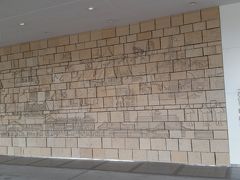 　ホテルに戻り、無料のアイスティーを飲んで（おばさんズは見逃しません）一息ついてから、荷物を持って市電乗り場へ。Ｍ・Ｋの後をついて行くＣ。湯の川温泉から函館駅まで約30分乗ります。
　ＪＲ北海道はスイカが使えないので、現金で360円切符を購入し入場。関東でも福岡でも、函館市電でも使えるのに、不便。全国で使えるようにしてほしいです。
　函館ライナーのホームへ進みます。通路に何かあります。