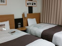 　15:29 仙台着　4年ぶりかな？前回の同窓会で来て以来だから。
東口が新しく綺麗になり、エスパルなどのお店が入ったので、後でお散歩に来ることにして、ひとまずホテルへ。駅前の地図を見てＫ・Ｍは歩きだし、後を続くＣ。
　この辺なんだけど？とＫ。おもむろにスマホ検索を始めたＣ。どちら向けて見れば、ここになるのかが？でスマホの向きを変える。あった！手前の高い建物で隠れていて、遠くからは見えませんでした。上の方に「コンフォート」の文字が見えました。
　コンフォートホテル仙台東口です。