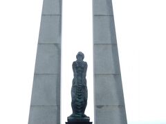 樺太で亡くなった日本人を慰霊する氷雪の門。

女性の像が門の間に立っています。
顔は戦争で受けた苦しみを、手のひらを見せているのは樺太も家族も失ったことを、足はその悲しみや苦しさから早く立ち上がることを表しているとされています。