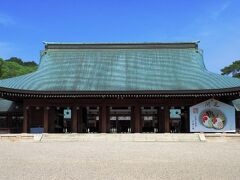 奈良では春日大社と並び、初詣では多くの参拝客が訪れます。
本殿の北には畝傍山がそびえています。
神武天皇の伝説が残る、日本の歴史の発祥の地としてふさわしい場所です。