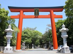 第二番札所の極楽寺へ行く途中、大麻比古（おおあさひこ）神社に寄ってみました。
写真の「一の鳥居」はコンクリート製ですが風格を感じます。ここから神殿までの参道はかなり距離があります。