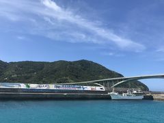 ほとんどの人が座間味島で降りて、阿嘉島到着。

海、青！！！なんじゃこりゃ。